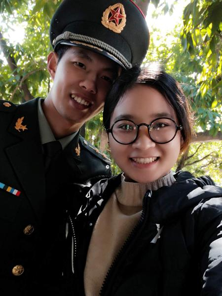 葛梦欣与男友曾孟超甜蜜合影。