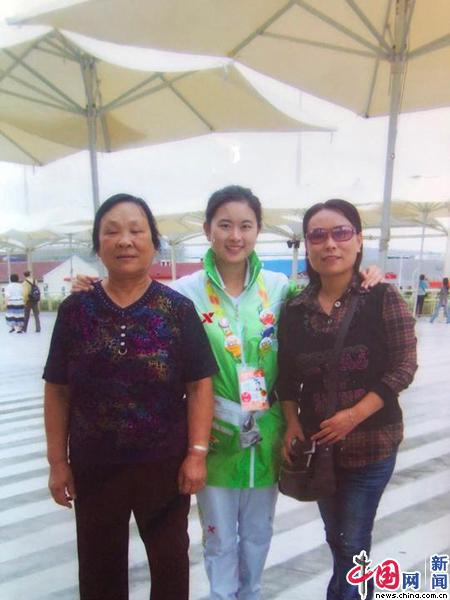 2010年，妈妈和姥姥在世博园区看望我时的合影。