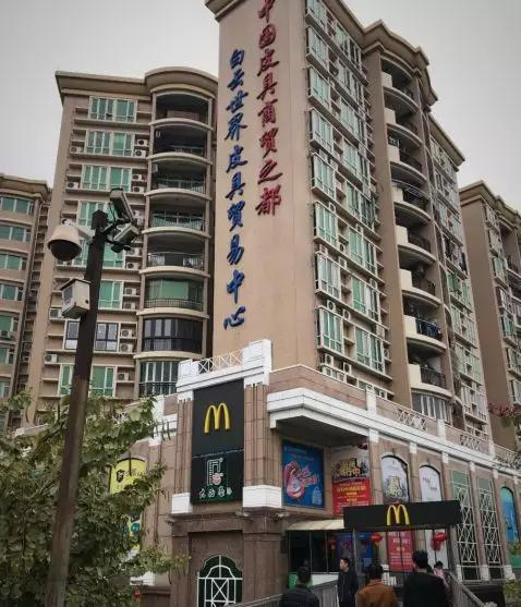 （图说：广州白云世界皮具贸易城外景。）