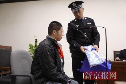 法庭出示物证让被告人辨认。