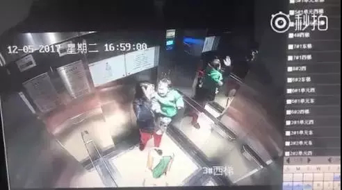 ▲保姆电梯内殴打幼童。视频截图