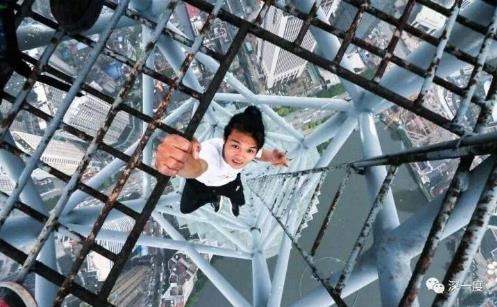 △ 咏宁自称高空挑战“第一人”