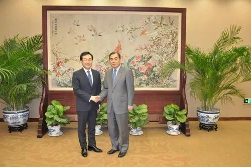 △孔铉佑（右一）会见李度勋