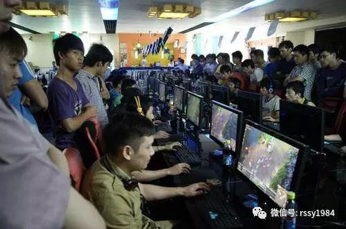 　　当年在大学周边的网吧里，学生往往需要排队等机器。多少人的青春便湮没在这些不眠的夜里。本图片来自网络。