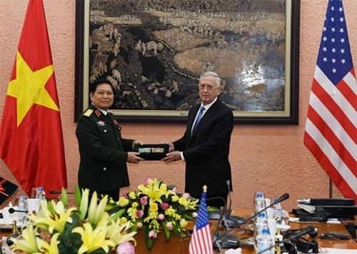 资料图：吴春历向马蒂斯转交越战美国军人的遗物。