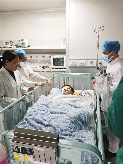 小蒙做完眼部手术。