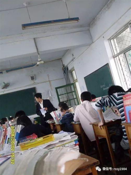 　　学生在课上偷拍的，毕业后才发给我。这是我能找到的唯一一张课堂上的照片。那时候，我用的手机还是一部老式诺基亚。
