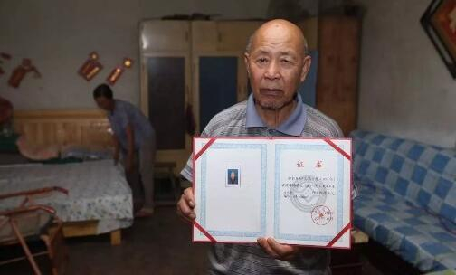 杨风申老人展示非遗证书