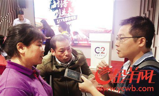 2017年11月，黄任娇及搭档在创业大赛获奖后接受记者采访。 受访者供图