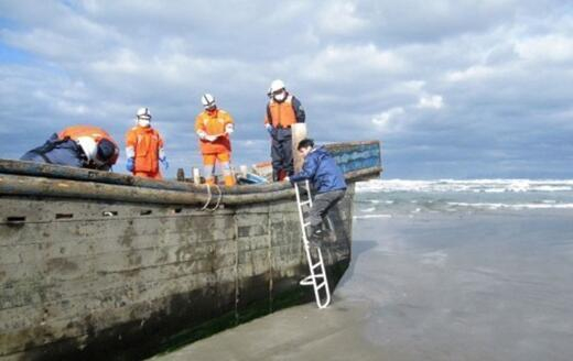 日本海上保安厅对“幽灵船”进行调查