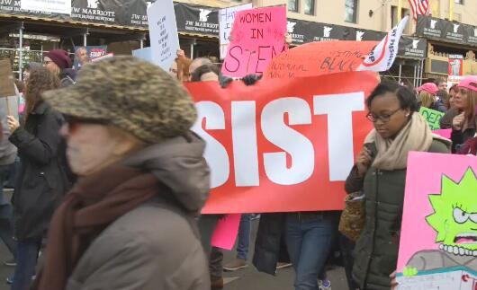 （20日，全球多个城市爆发“反特朗普”游行，图源：路透社）