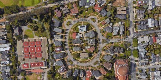 “普雷西迪奥-特雷斯”路呈椭圆形，由35座豪宅包围。
