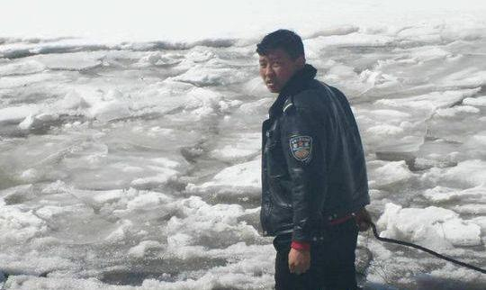 车辆陷入冰河，唯一的办法就是利用其它车辆将货车拉出冰河。