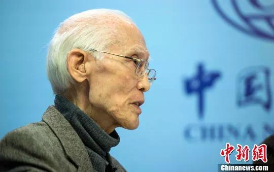 图为著名诗人余光中在接受中新社独家专访。中新社发 骆云飞 摄