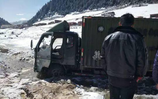 四川辅警跳入冰河救援被困货车。本文图片均来自封面新闻