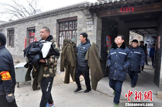 执法人员收缴不恰当的照相服饰。清苑区委宣传部供图