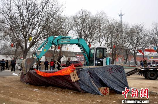 拆除私设的收费厕所。清苑区委宣传部供图