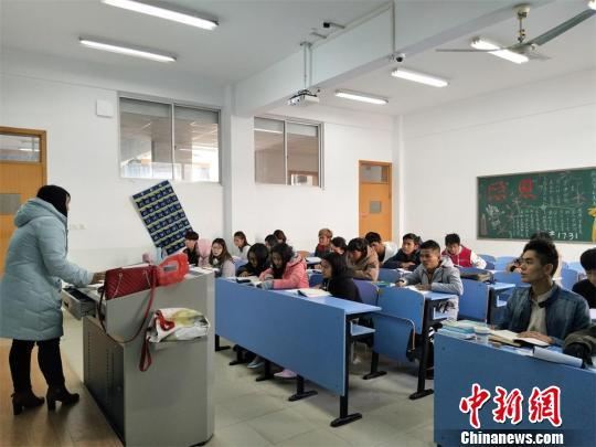 留学生在上课。　魏佳文　摄