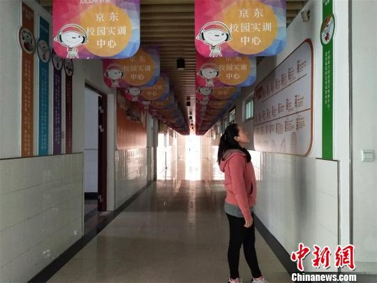 留学生在校园实训处。　魏佳文 摄
