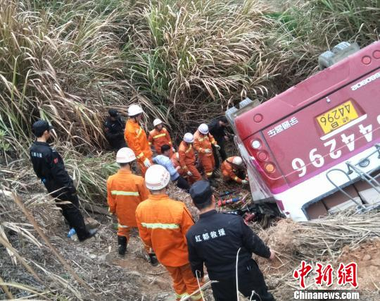 　　资料图：江西省赣州市2月20日发生一起客车侧翻事故，已致11人死亡20人受伤。　苏木生摄 来自中新网