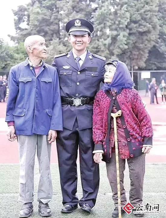 爱你的人，眼神总是格外真挚。希望时光慢点吧，让我们可以陪他们再久一点。