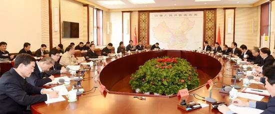 　　中共中央政治局委员、中央政法委书记郭声琨3月13日在京主持召开法学法律界学习宣传贯彻宪法座谈会，法学法律界专家学者参加座谈会并发言。郝帆 摄