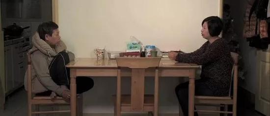 黄惠侦拍摄的与妈妈的最后一次对话。图片来自纪录片《日常对话》