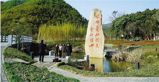 春节期间，余村每天迎来千余游客。邓国芳 摄
