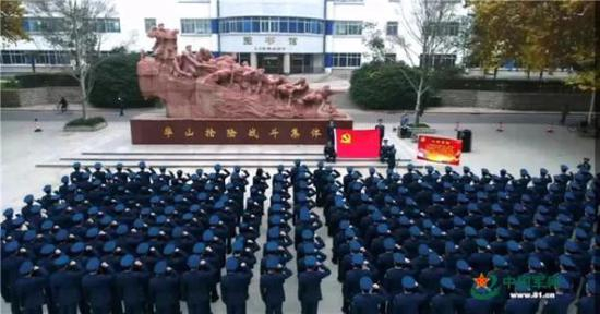 学员在华山抢险战斗集体雕塑前重温入党誓词。