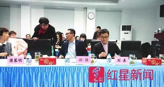 　　▲发布会上的孙强和刘真，分别是文章的通讯作者和第一作者，孙强同时为非人灵长类研究平台主任。 图片来源：红星新闻