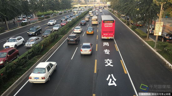2016年10月10日，北京95.2公里的公交专用道正式启用，图为北三环安华桥附近的新增公交车专用车道（图片来源：tuku.qianlong.com）。千龙网记者 陈健男摄