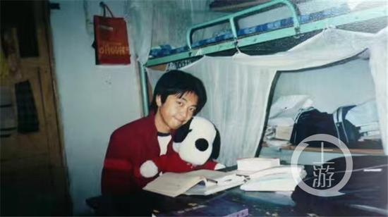 △18岁读大学时的何永杰