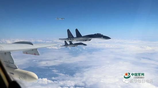  12月11日，中国空军战机进行远洋训练。雷军强 摄影