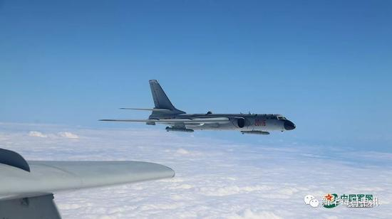  12月11日，中国空军战机进行远洋训练。雷军强 摄影