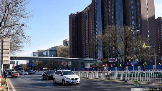  12月3日，北京昌平区首座过街天桥主梁吊装结束后，还需完成南北两侧梯、坡道安装、桥梁护栏、桥面铺装、桥梁照明、桥下人行步道恢复等工序，验收合格后，预计12月底投入使用（图片来源：tuku.qianlong.com）。赵雅丹摄 千龙网发