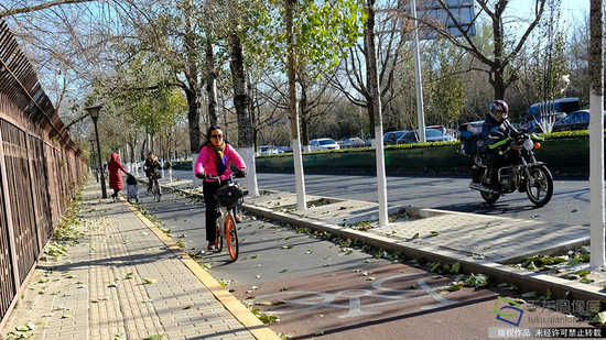 11月30日，在北京安定门西大街骑行的市民（图片来源：tuku.qianlong.com）。佟丽萍摄 千龙网发