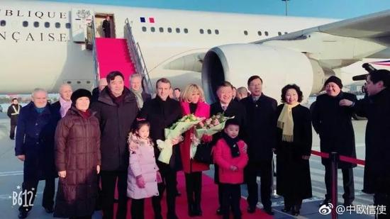 前排中间三人分别为马克龙与夫人布丽吉特、陈竺