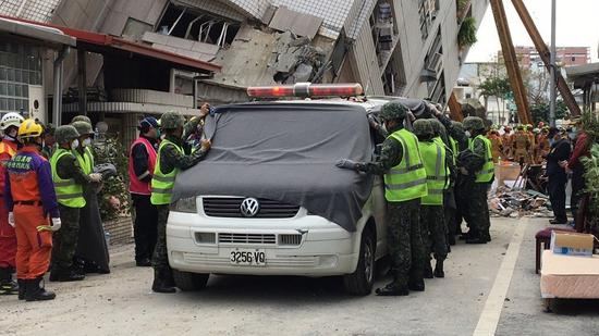  现场抬出一具遗体送上救护车。