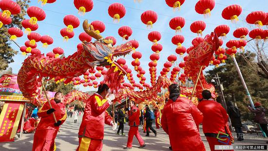 北京八大处新春祈福庙会将于2月16日至2月21日击鼓开锣，盛大亮相。据文献和图片资料记载，历史上西山八刹的庙会热闹非凡，特别是灵光寺、香界寺等多座寺庙历史悠久，庙会鼎盛。2018年第五届八大处新春祈福庙会紧紧围绕迎新年、进福门、走福路、点蜡烛等，将举办一系列丰富多彩的群众文化活动，游客在这里可体验到百年前原汁原味的老北京庙会文化。图为2月8日，演员在进行舞龙表演（图片来源：tuku.qianlong.com）。千龙网记者 陈健男摄