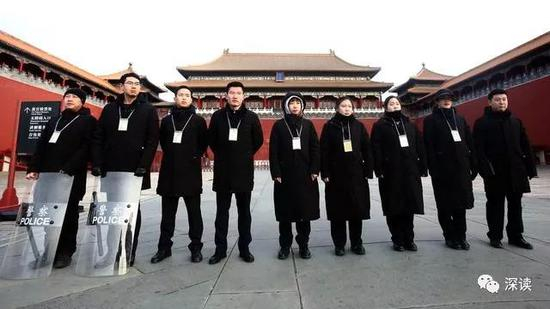 警卫处的成员在各就各位前先集合，由队长王兴传达今天的工作的注意事项