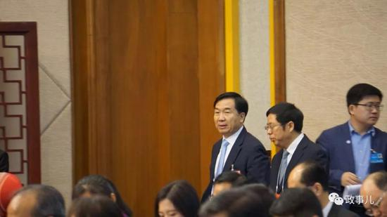 会议开始前，李希走进会场