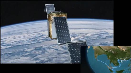 虹云工程动画演示：卫星正展开太阳能电池板（视频截图）