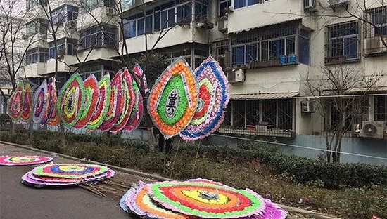 李国武家楼下，同事送来的花圈和挽联。来源：界面