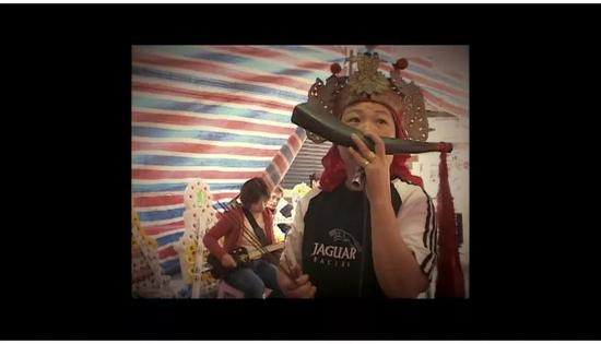 正在做“牵亡”表演的黄妈妈。图片来自纪录片《日常对话》