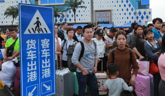 2018年2月21日，海南海口，众多准备出岛的旅客在秀英港等待上船。&nbsp; 东方IC 图
