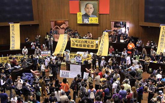 “太阳花学运”期间，示威者占领“立法院”&nbsp; 图自台媒