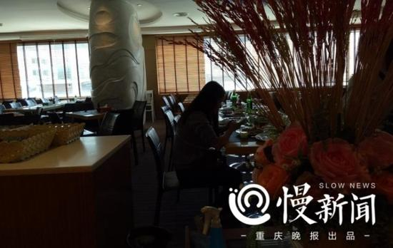 午饭时，何永杰爱人只吃了几口，一直坐着翻以往的相册