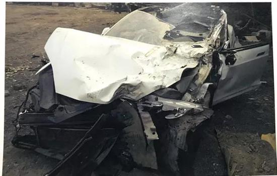 ▷事故发生后，特斯拉轿车报废（翻拍图）