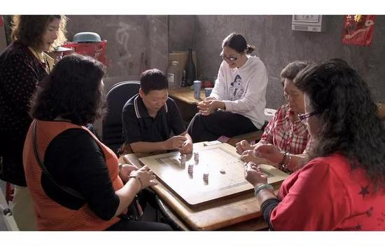 黄妈妈和朋友们一起打牌。图片来自纪录片《日常对话》