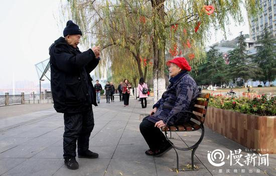 老寿星执意要用记者的手机给老伴亲手拍张照